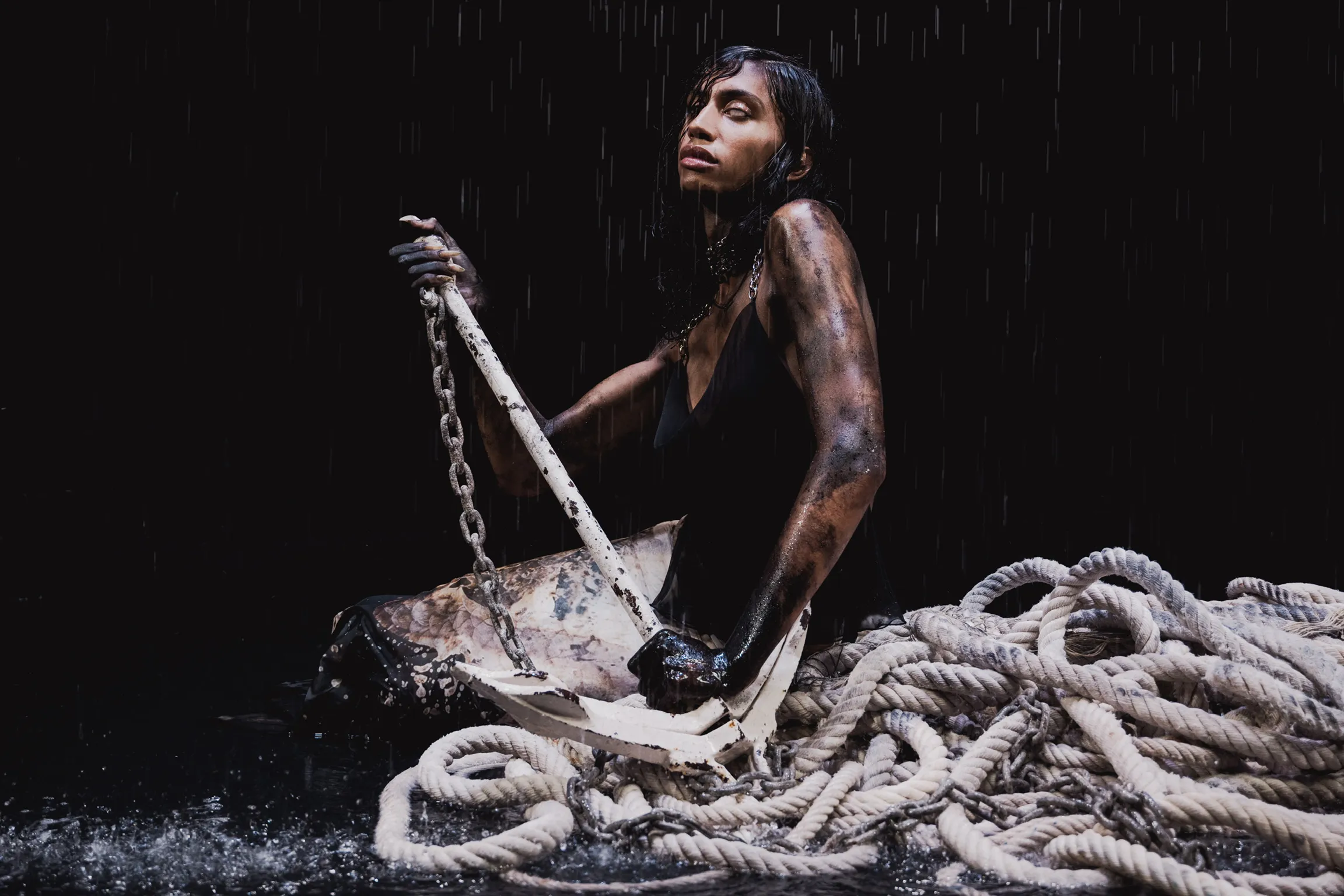 Monsoon Depths FW25 — modelo con estilismo editorial